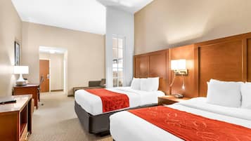 Suíte, várias camas, para não fumantes | Roupas de cama premium, edredons de pluma, cofres nos quartos