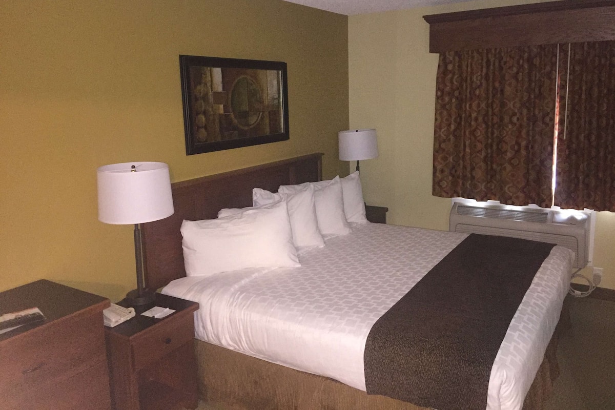 Premium bedding, iron/ironing board, free WiFi