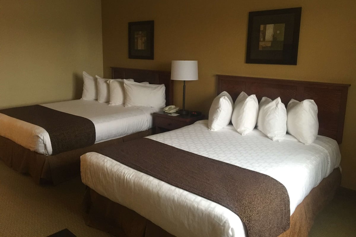 Suite, 2 Tempat Tidur Queen | Seprai premium, setrika/meja setrika, dan Wi-Fi gratis