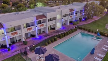Outdoor pool, pool umbrellas, sun loungers