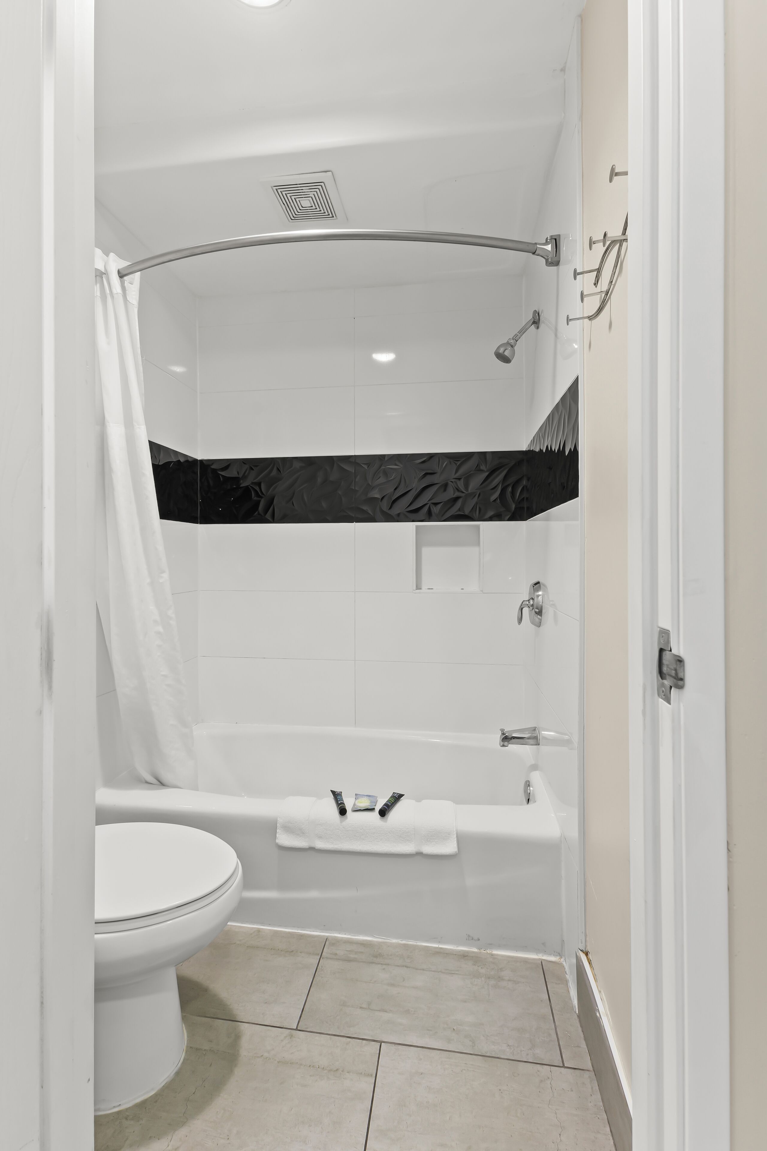 classic single room, 1 king bed | bathroom | combined shower/bathtub, towels