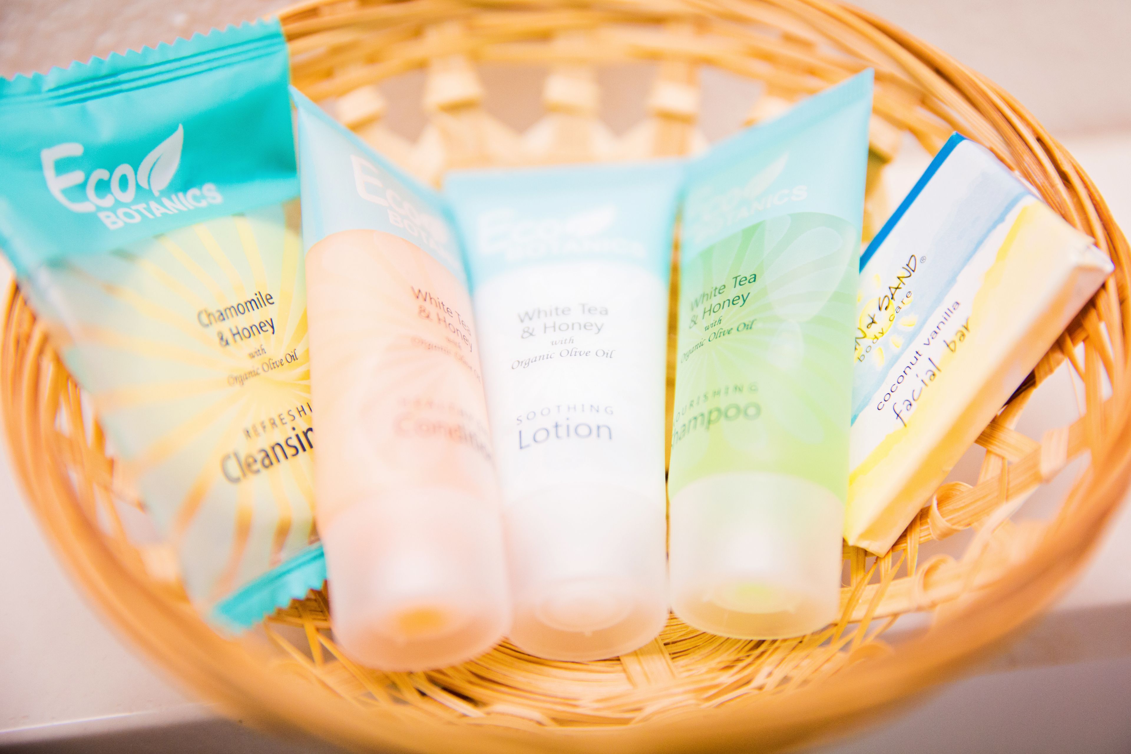 combined shower/bathtub, towels