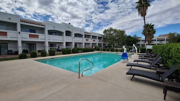 Außenpool, Sonnenschirme, Liegestühle