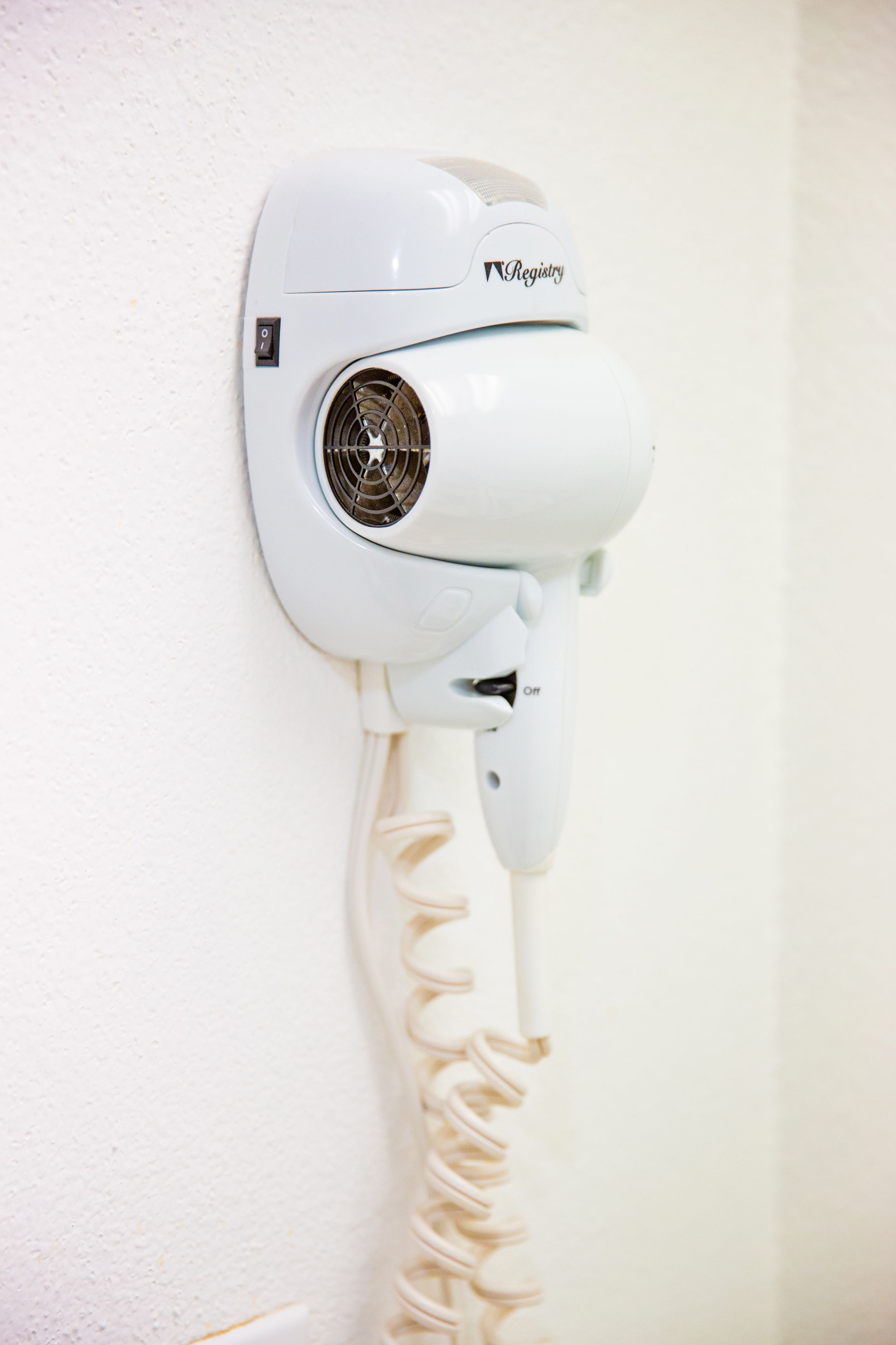 combined shower/bathtub, towels