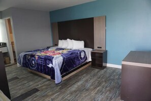 经典客房, 1 张大床 | 办公桌、熨斗/熨衣板、免费 WiFi、床单