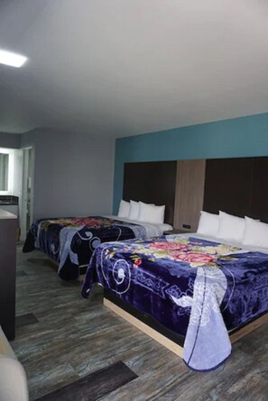 Classic Room, 2 Queen Beds | Bureau, fer et planche Ă repasser, accĂšs au Wi-Fi (inclus)