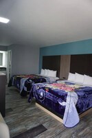 Escritorio, tabla de planchar con plancha, wifi gratis y ropa de cama 