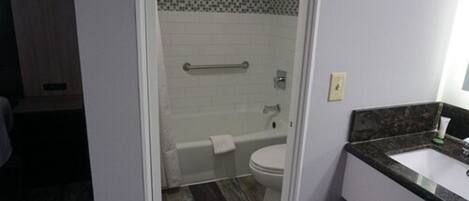 Un baño con inodoro, bañera y lavamanos.
