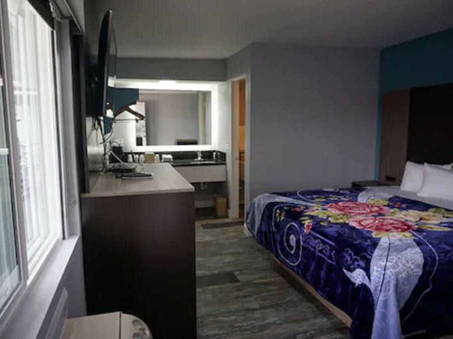 Classic Room, 1 Queen Bed | Desk, iron/ironing board, free WiFi, bed sheets