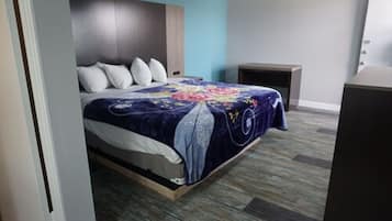 Habitación clásica, 1 cama Queen size | Escritorio, tabla de planchar con plancha, wifi gratis y ropa de cama