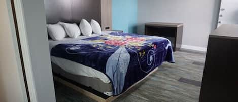 Habitación clásica, 1 cama Queen size | Escritorio, tabla de planchar con plancha, wifi gratis y ropa de cama