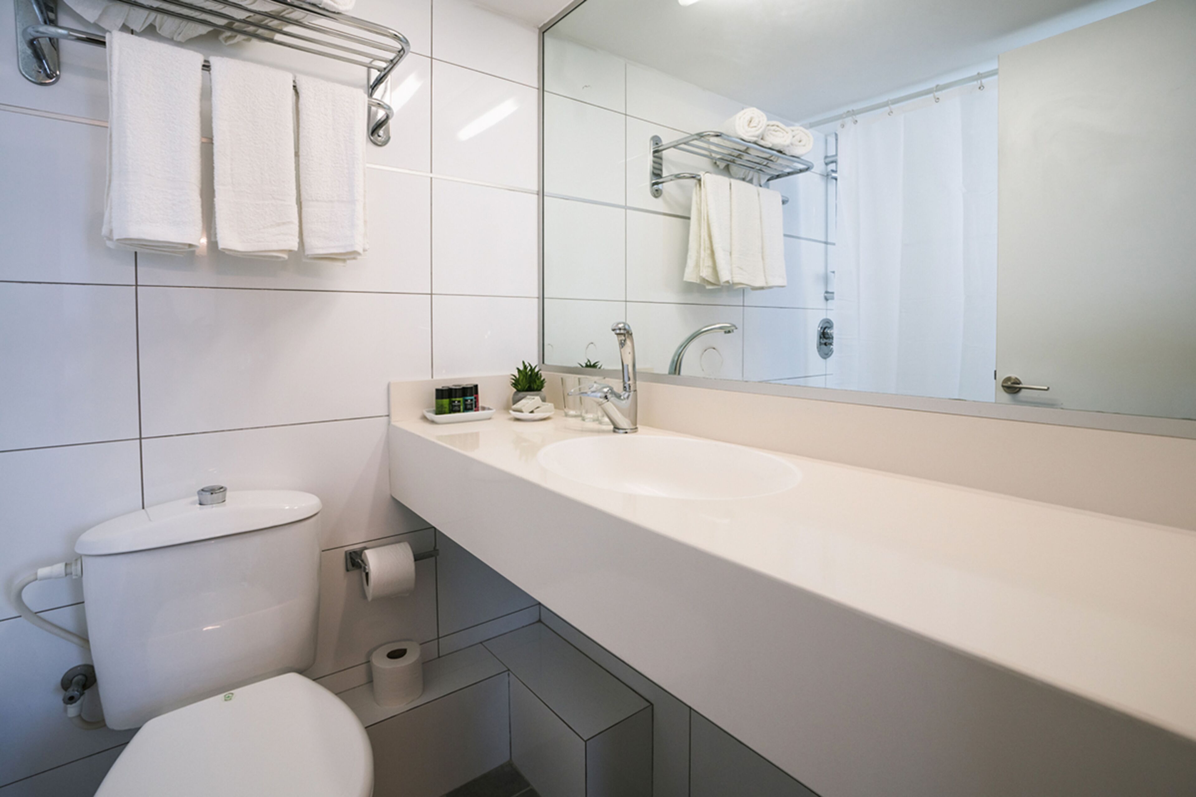 triple room | bathroom | free toiletries, towels, soap, shampoo