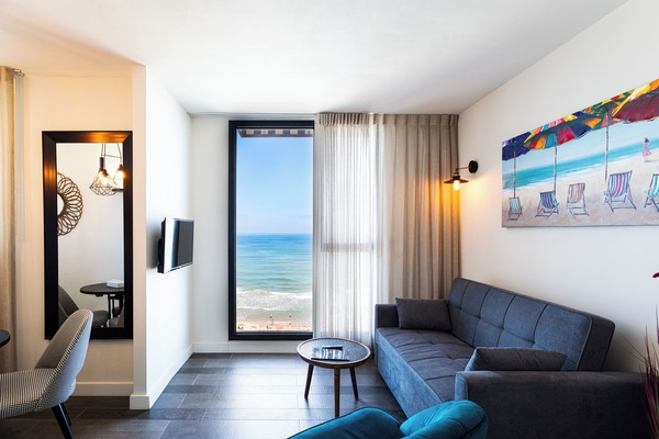 Suite | In-room safe, desk, soundproofing, iron/ironing board