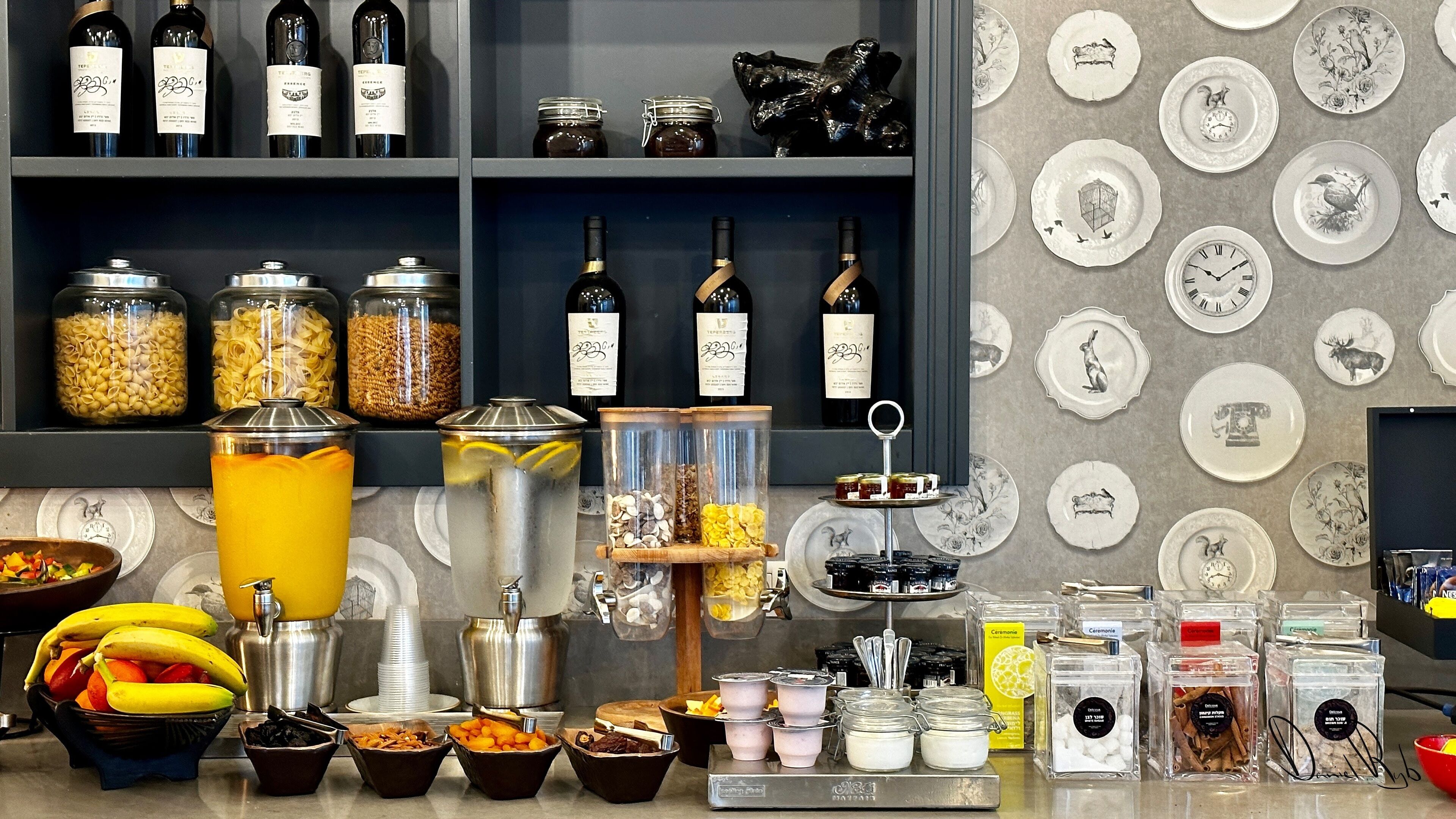Un bufé de desayuno con diversos alimentos, salsas y bebidas.