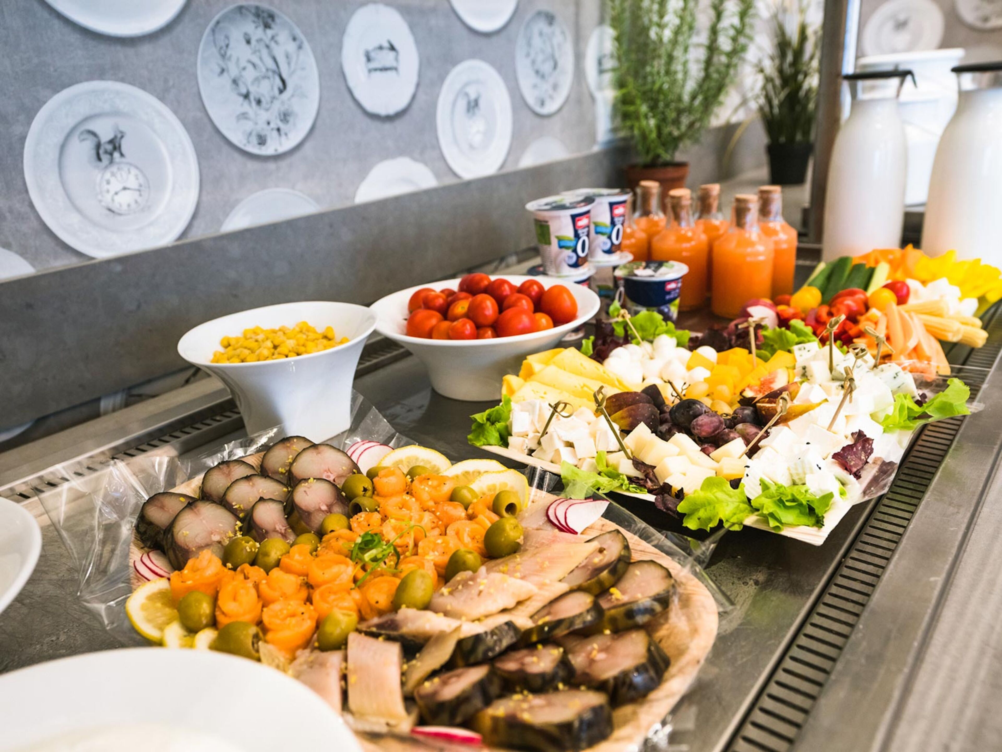Un bufé con diversos alimentos, como frutas, verduras y carnes.