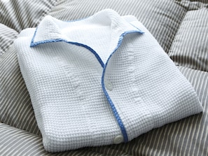 Hochwertige Bettwaren, Schreibtisch, Verdunkelungsvorhänge