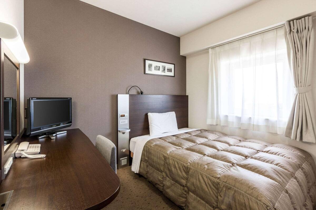Premium bedding, desk, blackout drapes, iron/ironing board (on request)