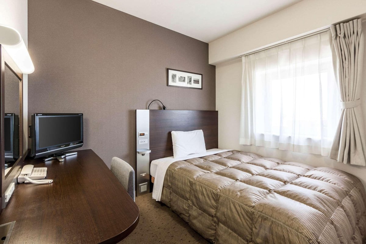 Roupas de cama premium, escrivaninha, cortinas blackout