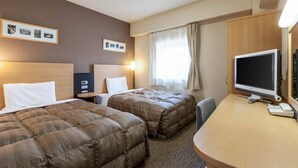 A hotel room with two beds, a desk with a computer, and a TV. - Comfort Hotel Obihiro (Obihiro)