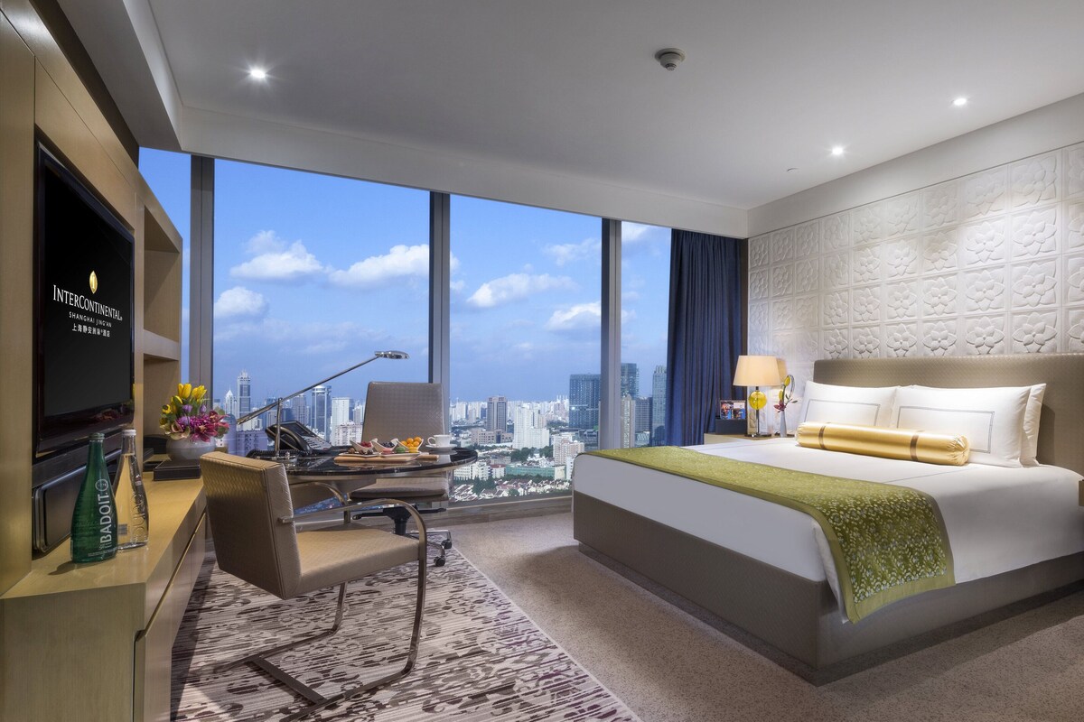 Premium bedding, down duvets, minibar, in-room safe