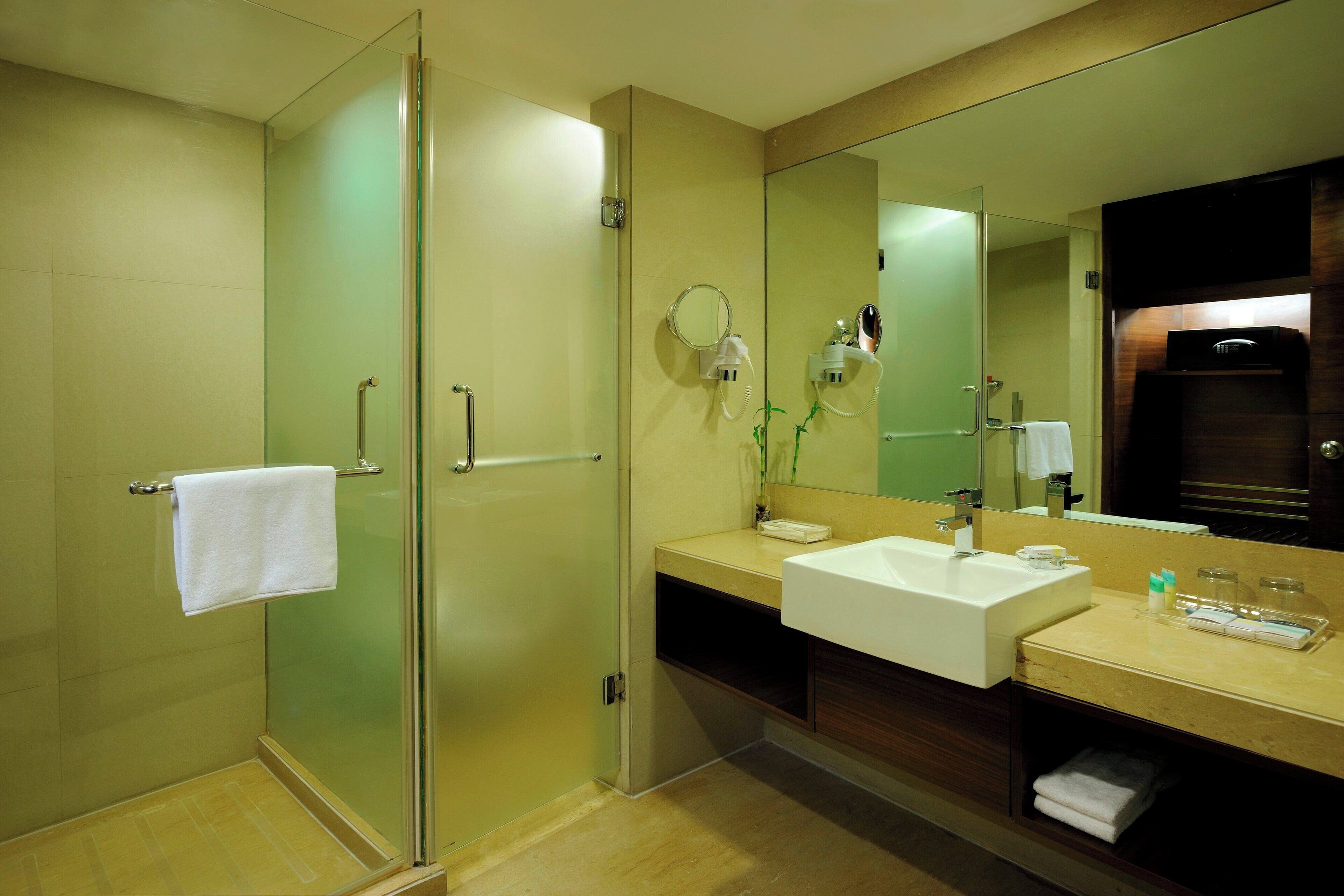 superior room, 2 single beds, non smoking | bathroom | shower, rainfall showerhead, free toiletries, hair dryer
