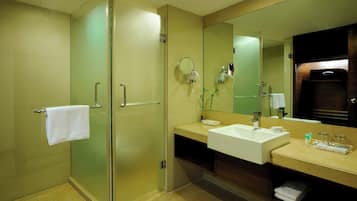 Quarto superior, 2 camas de solteiro | Banheiro | Chuveiro, chuveiro com efeito de chuva, produtos de toalete grátis