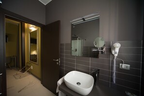 Kostenlose Toilettenartikel, Haartrockner, Handtücher