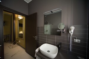 Set di cortesia gratuito, asciugacapelli, asciugamani