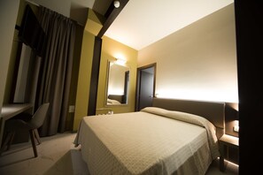 Kahden hengen huone | Pillowtop-patjalliset sängyt, tallelokero huoneessa, työpöytä