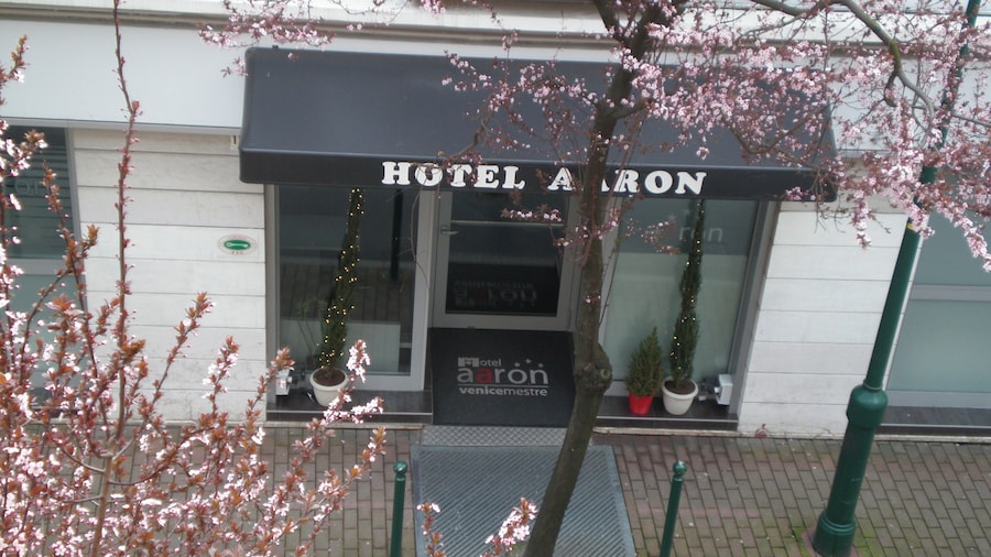 Hotel Aaron