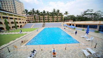 Piscine extérieure, parasols de plage, chaises longues