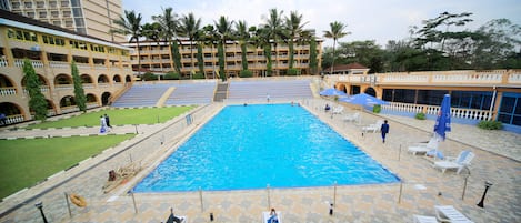 Outdoor pool, pool umbrellas, sun loungers