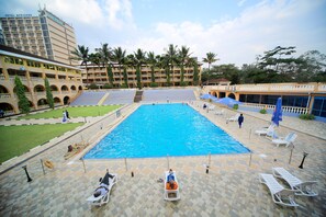 Outdoor pool, pool umbrellas, sun loungers