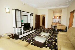 ห้องเอ็กเซกคิวทีฟสวีท | 1 ห้องนอน, เครื่องนอนระดับพรีเมียม, ตู้นิรภัยในห้องพัก, โต๊ะทำงาน