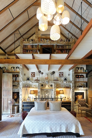 Ropa de cama de alta calidad, colchones con efecto memoria y minibar . Hotel Casa Lola Deluxe Gallery