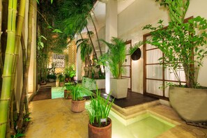 45-inch Smart TV with cable channels, TV - Hotel Casa Lola Deluxe Gallery (Cartagena)