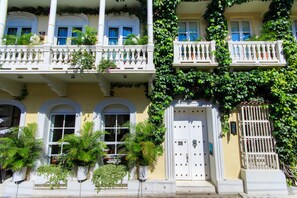 Front of property - Hotel Casa Lola Deluxe Gallery (Cartagena)