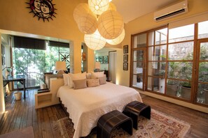 Suite de lujo | Ropa de cama de alta calidad, camas con efecto memoria y minibar 