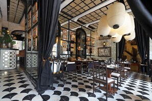 Lunch, dinner, brunch served; Caribbean cuisine, garden views - Hotel Casa Lola Deluxe Gallery (Cartagena)