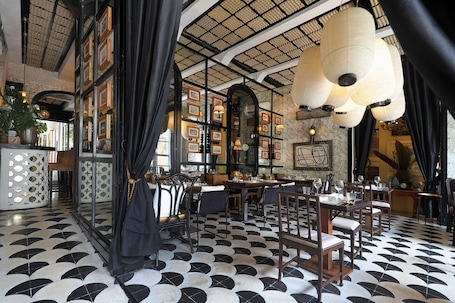Se sirven almuerzos y cenas; cocina caribeña; con vista al jardín. Hotel Casa Lola Deluxe Gallery