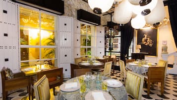 Daily full breakfast (COP 75000 per person)