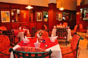 Breakfast, lunch, dinner served; local and international cuisine 