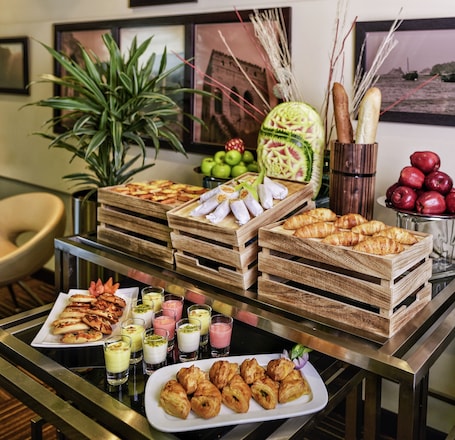 Daily buffet breakfast (OMR 5.5 per person)