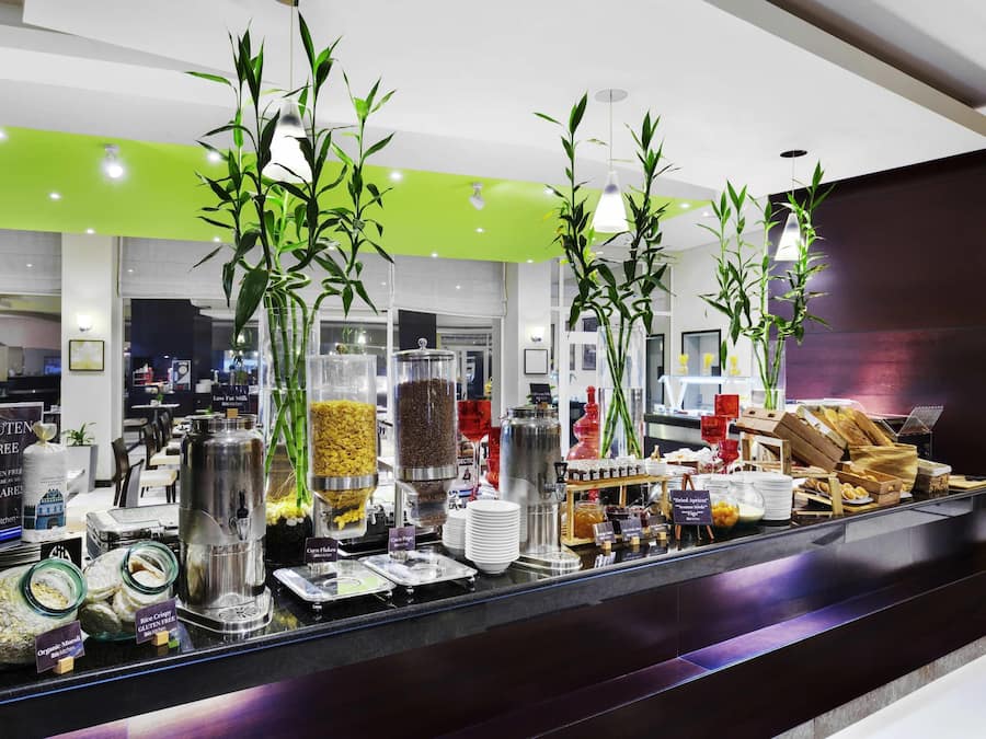 Breakfast, lunch, dinner served; international cuisine