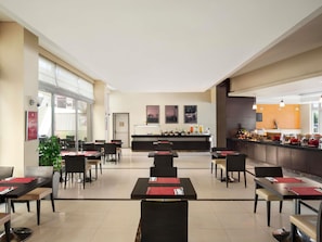 Petit déjeuner buffet servi tous les jours en supplément
