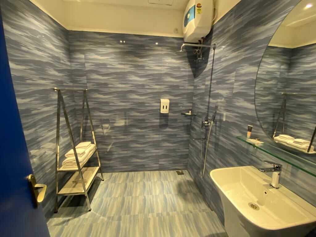 deluxe quadruple room | bathroom | shower, rainfall showerhead, free toiletries, hair dryer