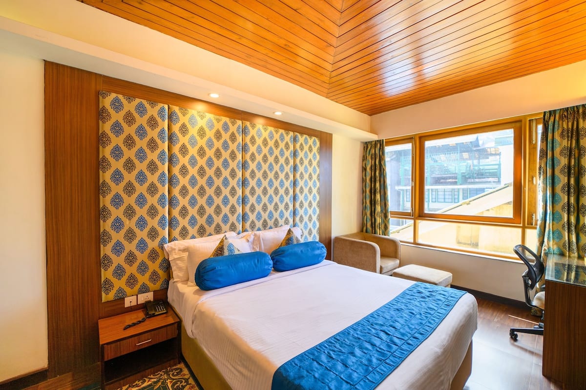 1 bedroom, premium bedding, in-room safe, desk