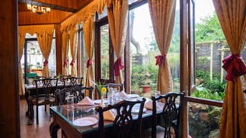 Der serveres morgenmad, frokost og lokale retter med udsigt til haven