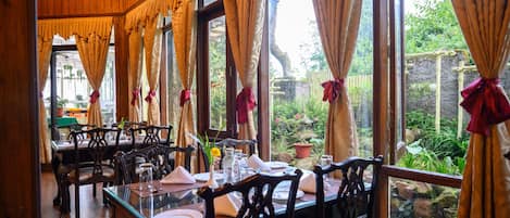 Frühstück, Mittagessen, Abendessen, lokale Küche, Blick auf den Garten