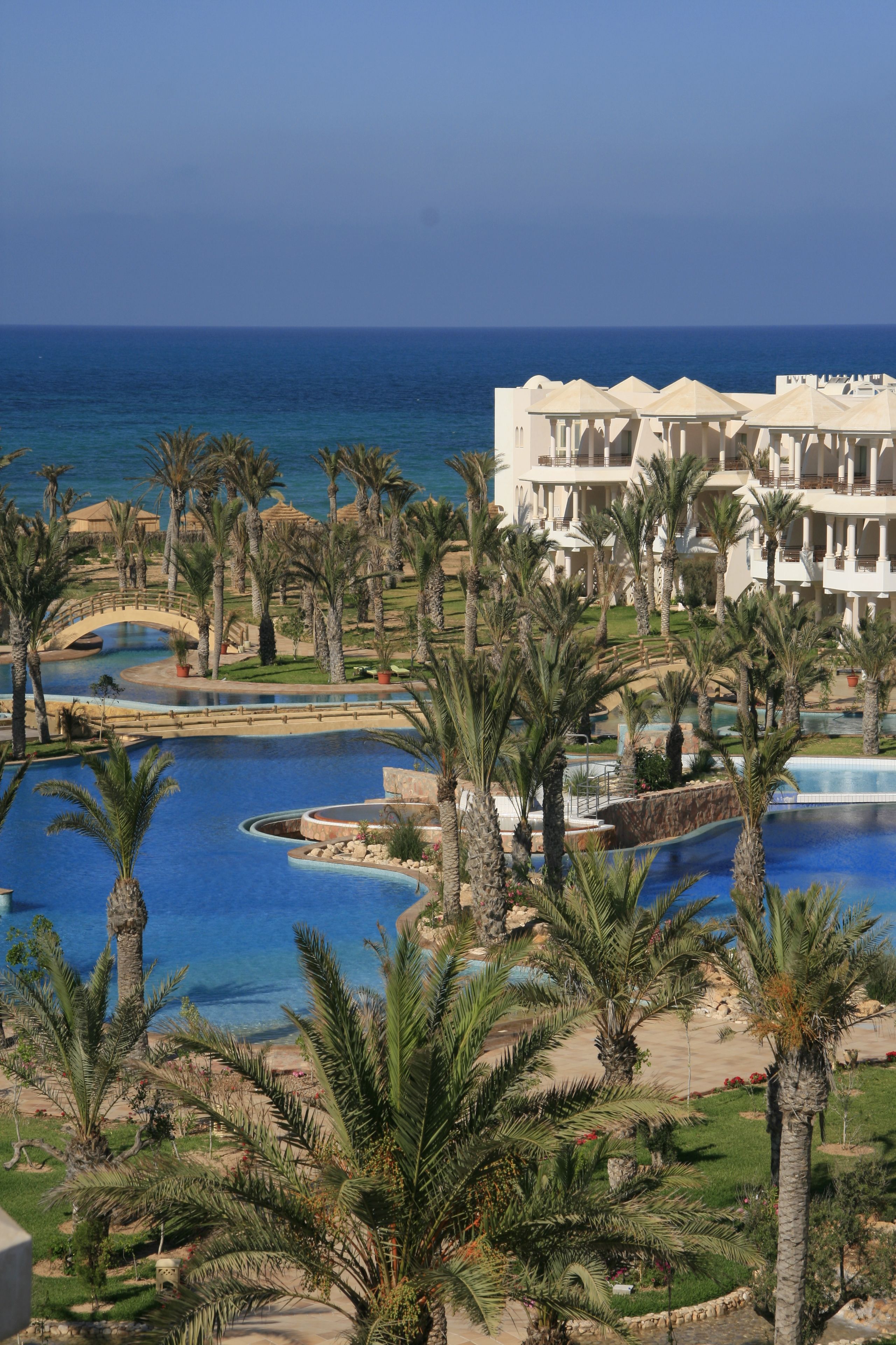 Hồ bơi trong nhà, hồ bơi ngoài trời, dù/ô trên bãi biển/hồ bơi 